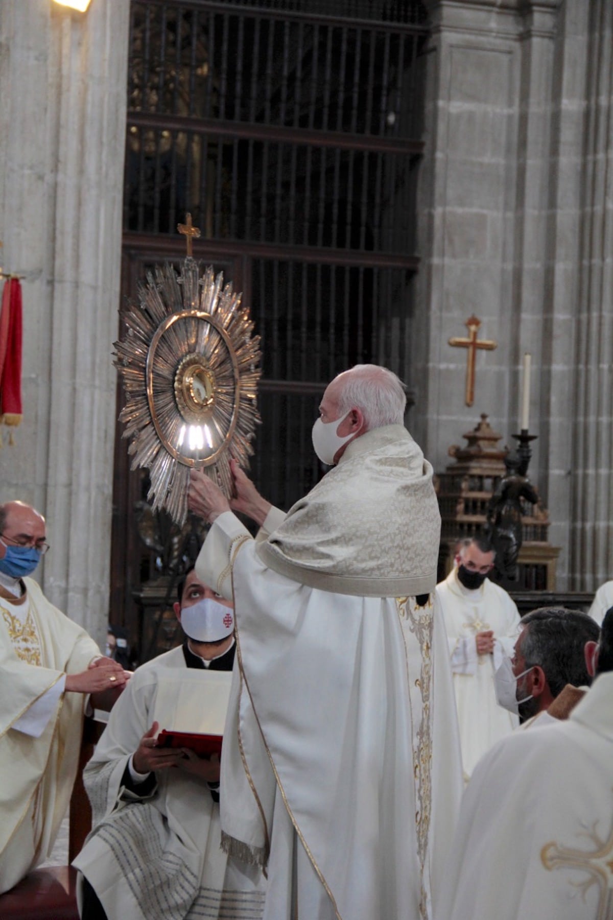 El Arzobispo de Mexico celebró la Solemnidad de Corpus Christi en la Catedral Metropolitana. Foto: Alejandro García