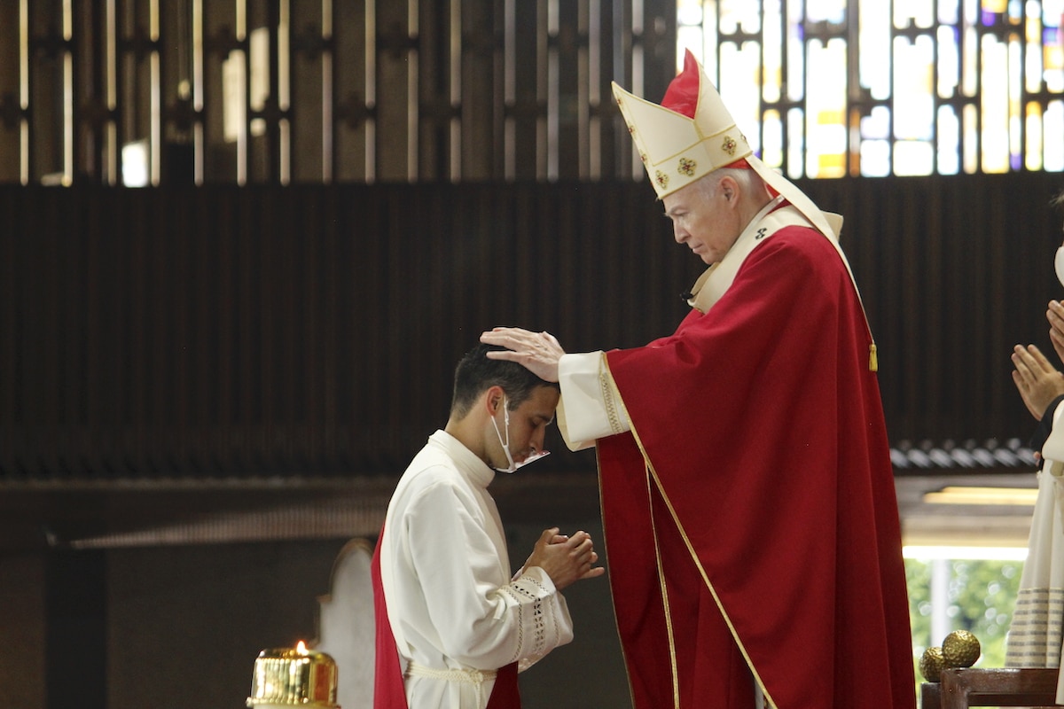 Imposición de manos a un nuevo sacerdote para la Arquidiócesis Primada de México. Foto: Basílica de Guadalupe