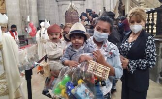 Corpus Christi: ‘Juan Dieguitos’ reciben juguetes en Catedral Metropolitana