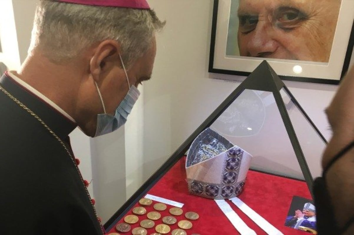 La exposición con objetos del Papa Emérito Benedicto XVI está en Roma. Foto: Vatican News.