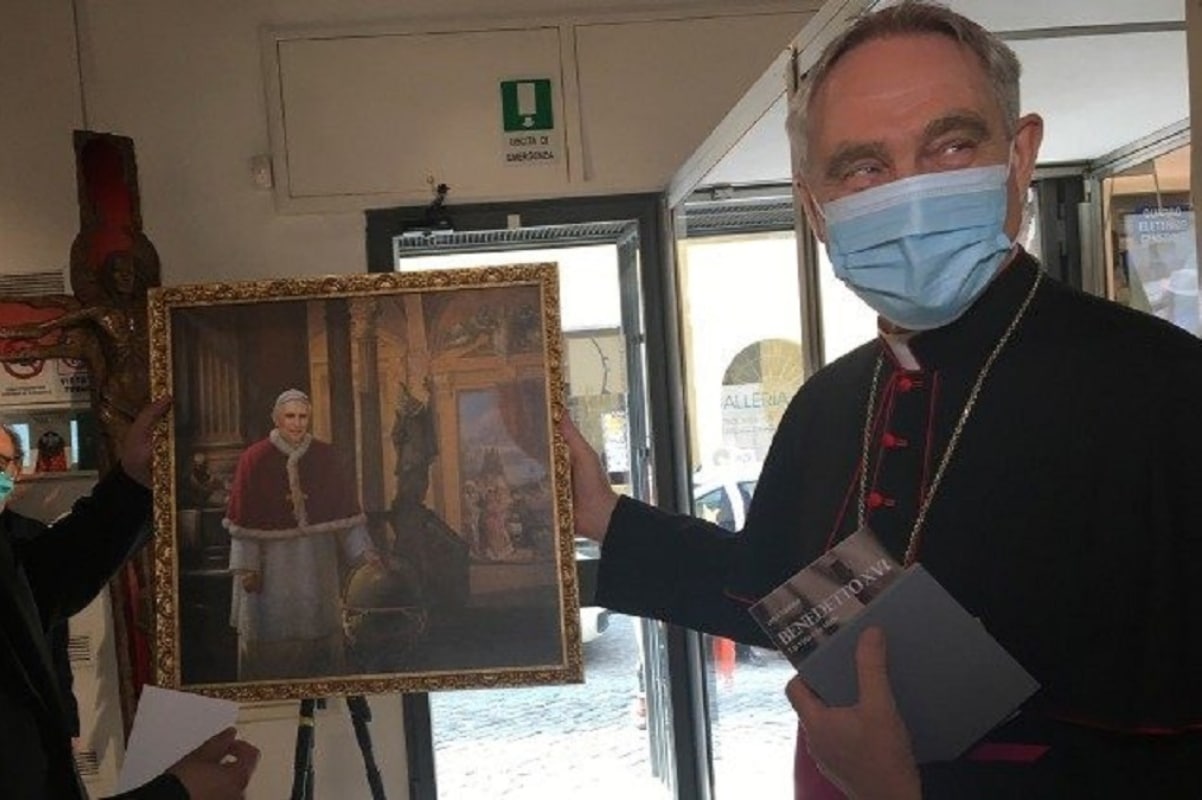 Mons. Georg Gänswein muestra una nueva imagen que se puede ver en la exposición por los 70 años sacerdote del Papa Emérito Benedicto XVI. Foto: Vatican News.