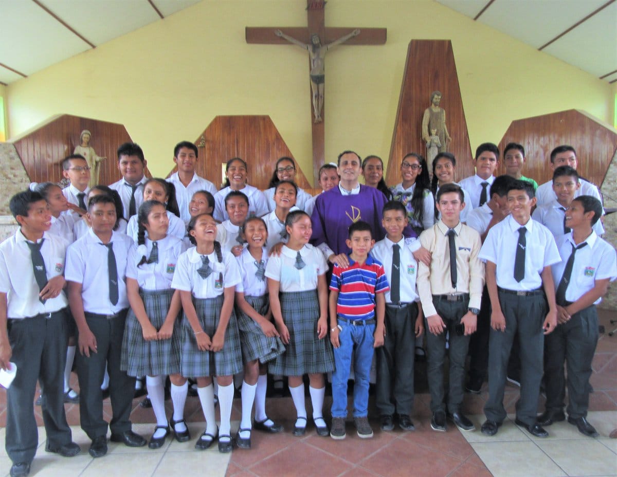 El padre Ignacio con un grupo de niños del Hogar Nazaret. Foto: Hogar Nazaret.