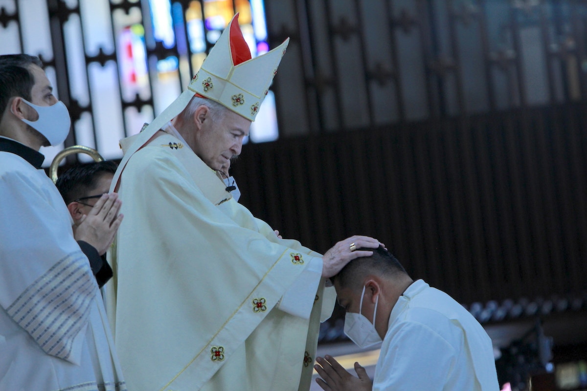 El Cardenal Aguiar impone las manos a un diácono recién ordenado. Foto: Basílica de Guadalupe