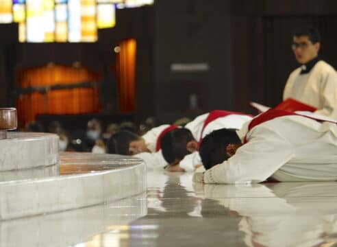 Hoy, no es sencillo ser sacerdote: Mensaje de 5 neopresbíteros