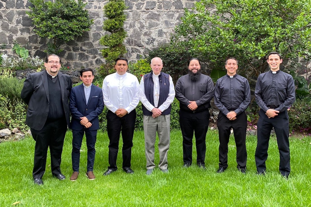 Los cinco nuevos sacerdotes con su formador vocacional y el Card. Aguiar. Foto: Cortesía