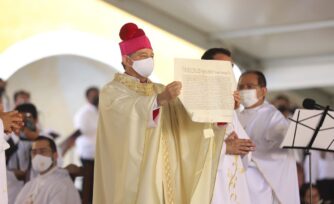 Mons. Fermín Sosa recibe la ordenación episcopal; será nuncio de Papúa