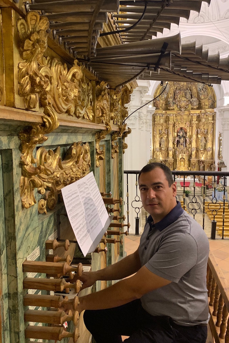 Compagina su vocación de organista litúrgico con su profesión de ingeniero agrícola. Foto: Cortesía Alberto Iglesias.