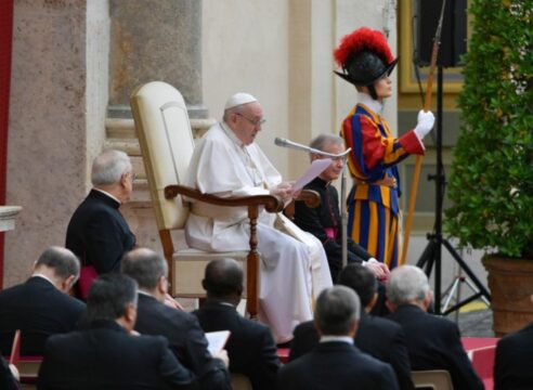 Papa Francisco: “Jesús también reza por nosotros”