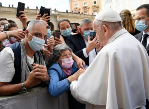 El Papa Francisco nos pide dejarnos sorprender por Dios