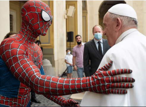 'Spiderman' entregó al Papa Francisco su máscara y le reveló su identidad