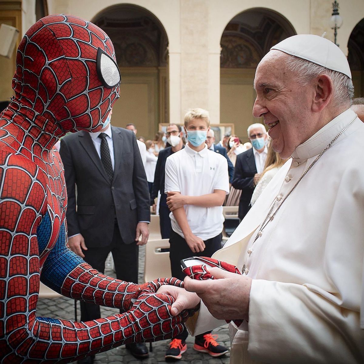 El Papa Francisco con "Spiderman" en Audiencia General. Foto: Vatican Media