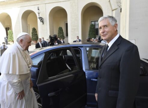 Ante fieles, el Papa agradece la labor de su chofer, quien se jubila