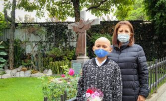 Entregó su vida a los niños con cáncer, y descubrió "ángeles" entre ellos