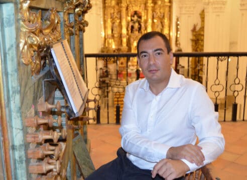 Se apellida Iglesias y es uno de los últimos organistas litúrgicos de España