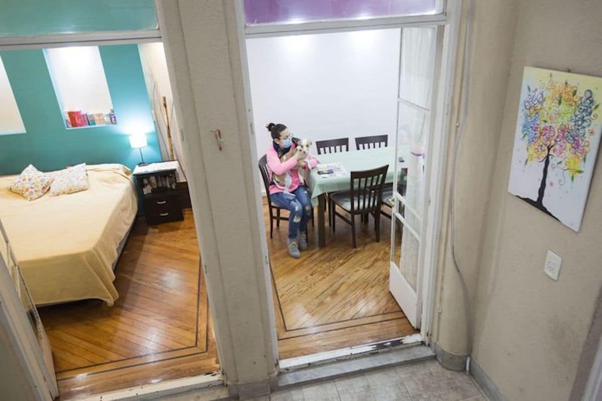 A la izquierda, la habitación principal y a la derecha, el comedor de la casa. Foto: La Nación