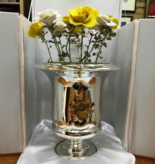 El Papa Francisco regaló un florero de plata a la Virgen del Cobre.