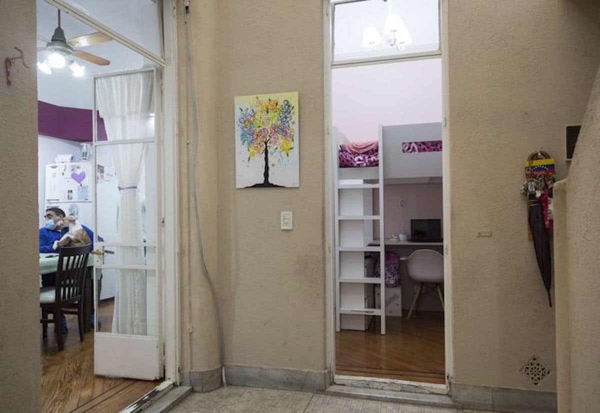 A la izquierda, el comedor de la casa y, a la derecha, una habitación pequeña. Foto: La Nación