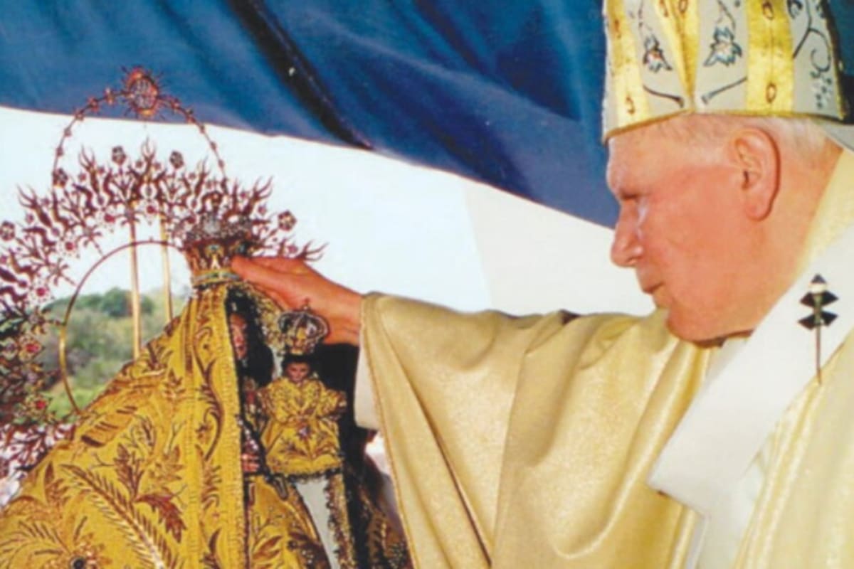 El Papa Juan Pablo II coronó a la Virgen de la Caridad del Cobre. Foto: Radio Televisión Martí.