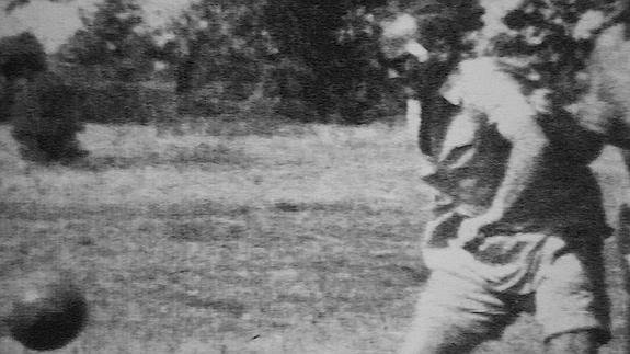 Juan Pablo II jugando futbol.