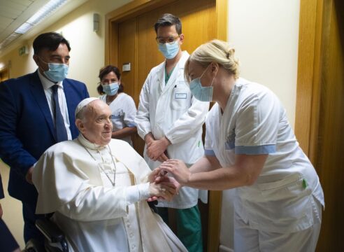 Desde el hospital, el Papa Francisco ora por los enfermos