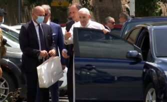 El Papa Francisco salió del hospital y está de regreso en el Vaticano