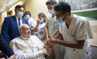 El Papa Francisco permanecerá unos días más en el hospital