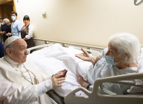 Papa Francisco en el hospital: 'Ungir' con la cercanía a un enfermo