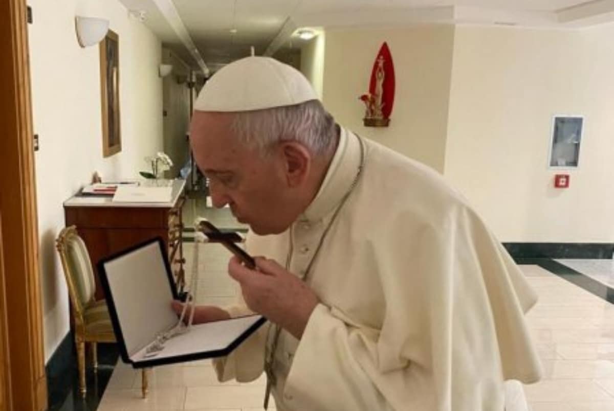 El Papa Francisco besó esta cruz poco antes de someterse a cirugía