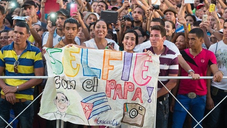 Jóvenes se reúnen para ver al Papa Francisco en Cuba, 2015. Foto: Vatican News.