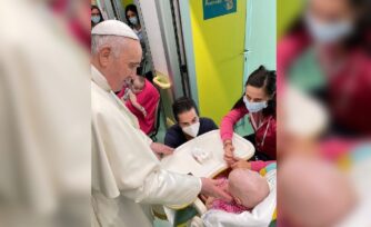 El Papa Francisco visita a sus ‘pequeños vecinos’ en el hospital Gemelli