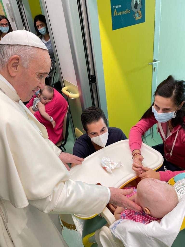 El Papa Francisco visita el área de oncología pediátrica del hospital Gemelli.