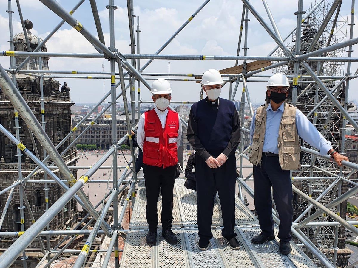 El arquitecto Arturo Balandrano informó al Arzobispo sobre los avances en el trabajo que se realiza en Catedral Metropolitana.