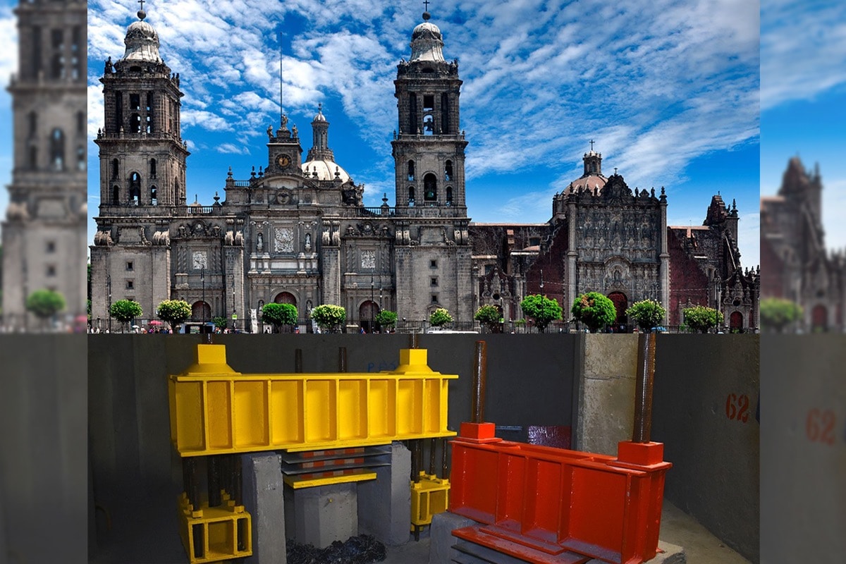 La Catedral Metropolitana, el Sagrario Metropolitano y la Capilla de Ánimas descansan sobre 616 pilotes.