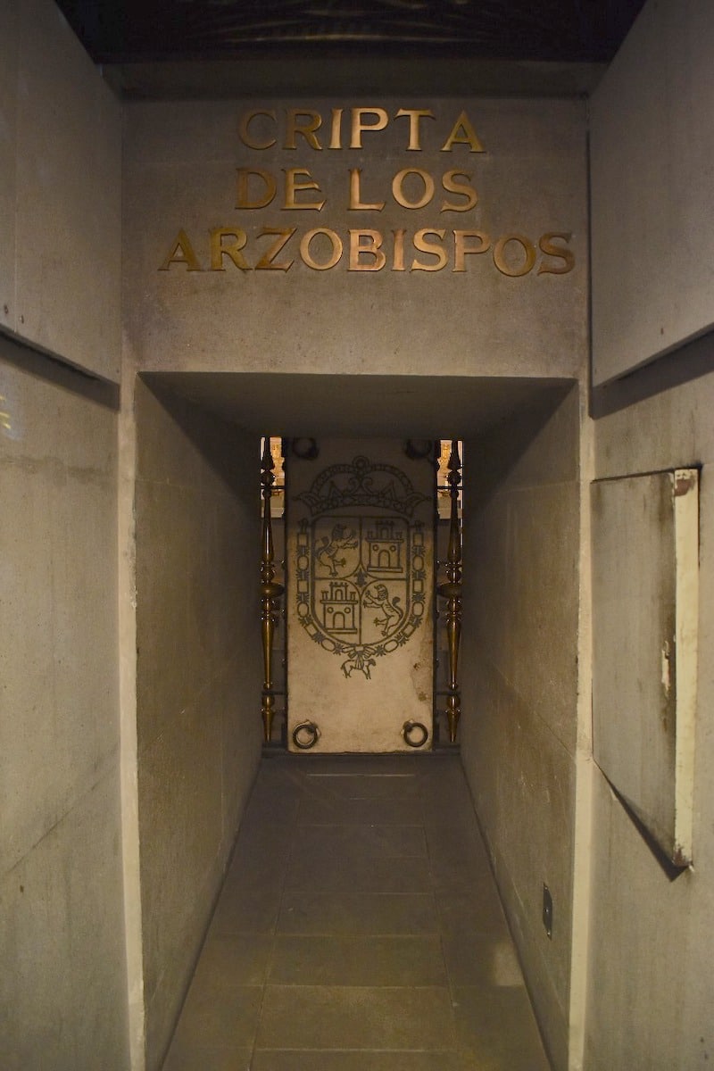 La puerta de la Cripta de los Arzobispos.