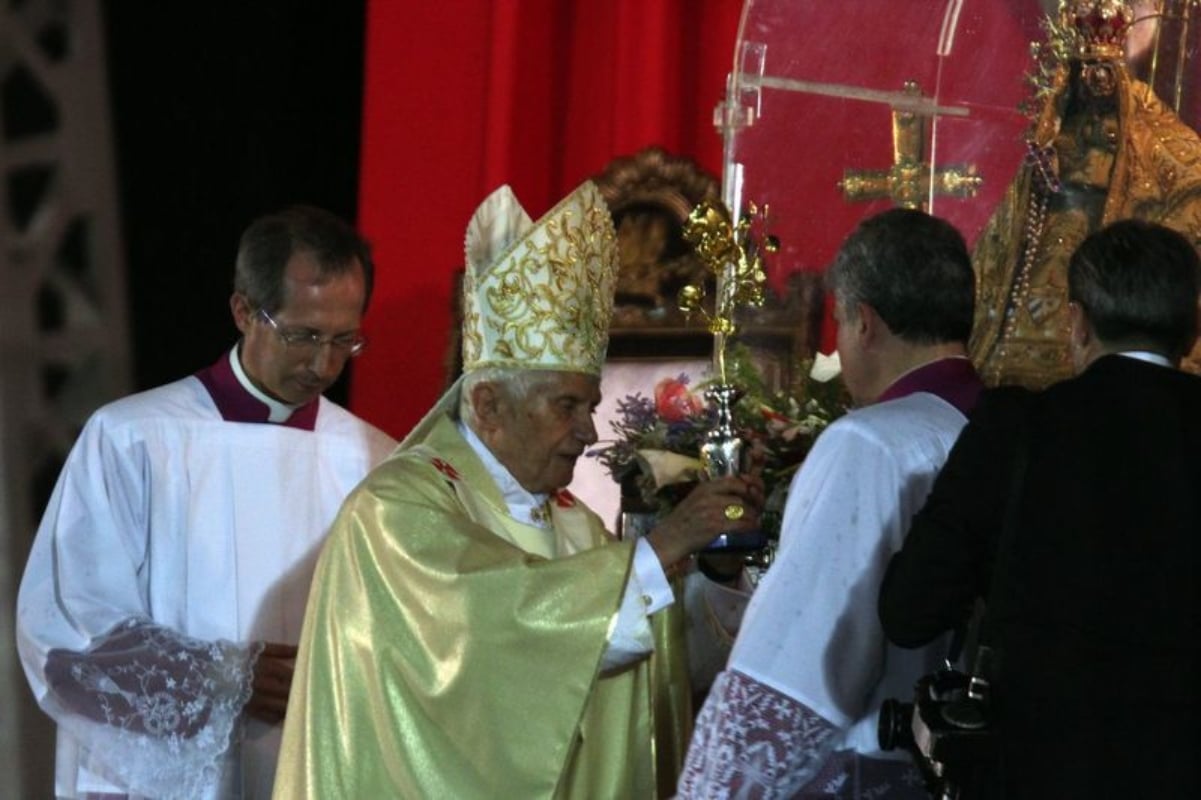 El Papa Benedicto XVI entregó una Rosa de Oro a la Virgen de la Caridad del Cobre. Foto: Chicago Tribune.