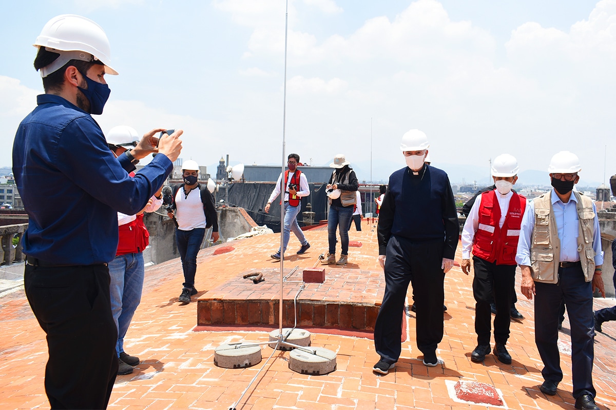 El Arzobispo Carlos Aguiar Retes presenció los avances en la restauración de la Catedral Metropolitana en una visita el pasado 5 de julio. Al centro de la foto pueden verse uno de los pararrayos instalados. Foto: Ricardo Sánchez/Desde la fe.