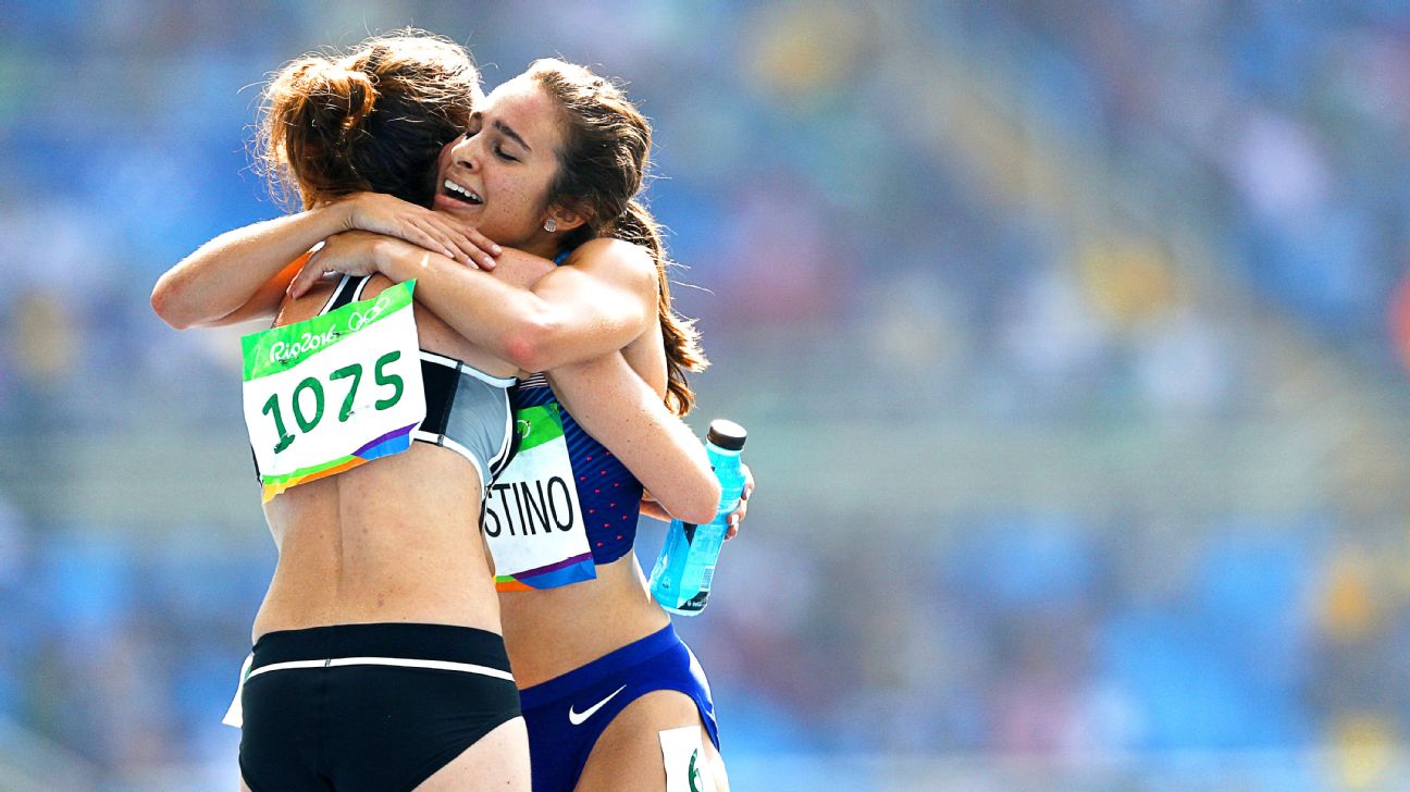 Las atletas Nikki Hamblin de Nueva Zelanda y la estadounidense Abbey D'Agostino se abrazan al final de la meta. Foto: ESPN.