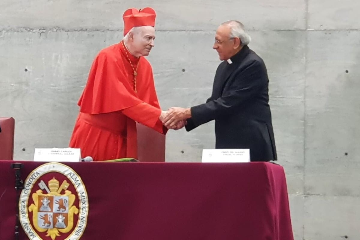 El Card. Carlos Aguiar Retes agradece al rector saliente padre Mario Ángel Flores.