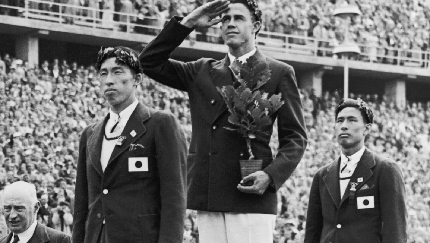 Los atletas japoneses Shuhei Nishida y Sueo Oe en el podio olímpico en Berlín. Foto: Olympics.com