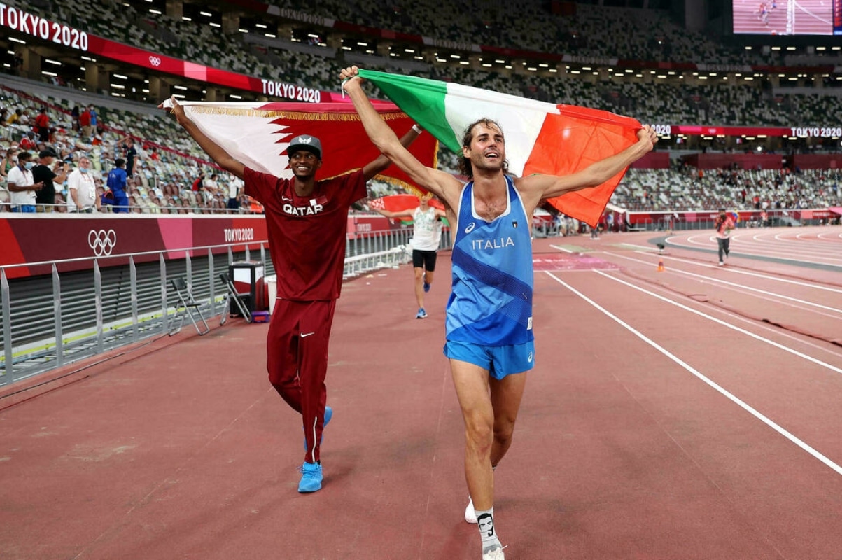 Los atletas Mutaz Barshim y Gianmarco Tamberi decidieron compartir el oro en Tokio 2020. Foto: AFP.