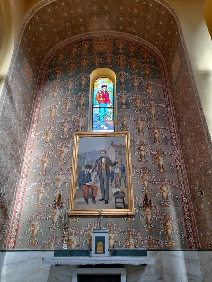 Vitral de Carlo Acutis en la Parroquia de San Giuseppe. Foto: Facebook @beatocarloacutisufficiale