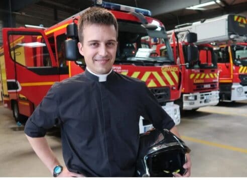 Sacerdote y bombero voluntario: Las dos vocaciones del padre Pierre