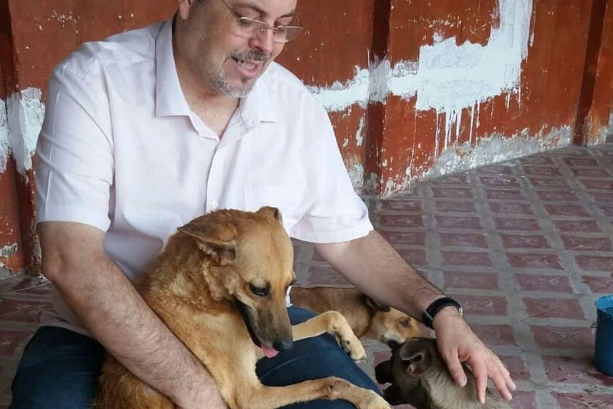 El padre Joao ha sido duramente criticado por la labor que realiza con estos animales.