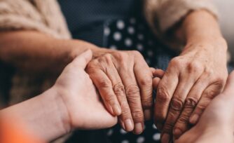 Alzheimer: Una guía de cuidados para familiares de pacientes