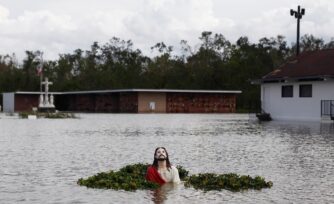 ‘El Jesús de las inundaciones’ que acompaña a los damnificados