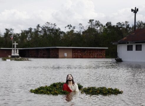 ‘El Jesús de las inundaciones’ que acompaña a los damnificados