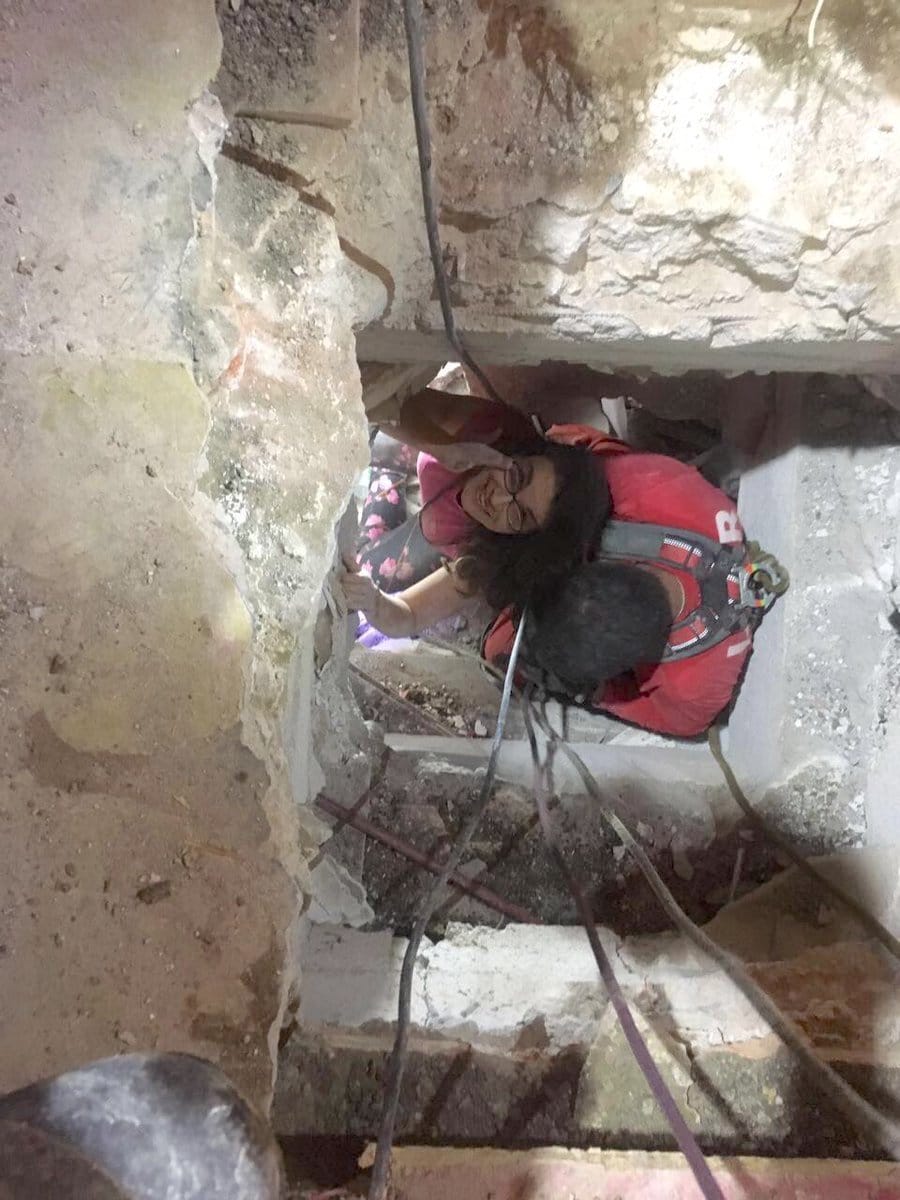 La fotografía del rescate de Lucía, del edificio de Álvaro Obregón, se hizo viral: sonriendo, con el arnés puesto.