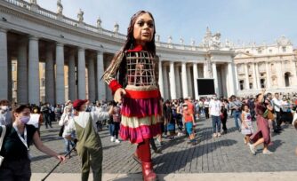 Una marioneta de 3.5 metros de altura se planta en el Vaticano