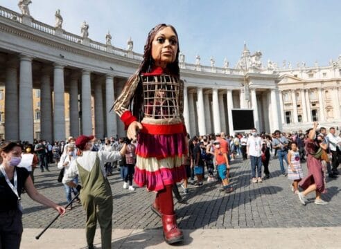 Una marioneta de 3.5 metros de altura se planta en el Vaticano