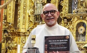 El padre José de Jesús Aguilar gana el premio “Micrófono de Oro”